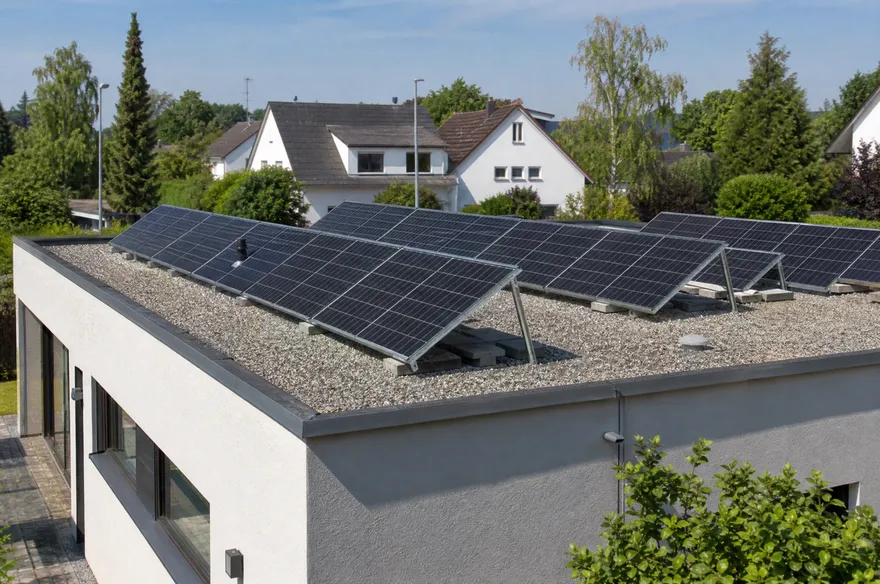 Photovoltaik auf dem Flachdach – Aufständerung, Kosten, Ertrag