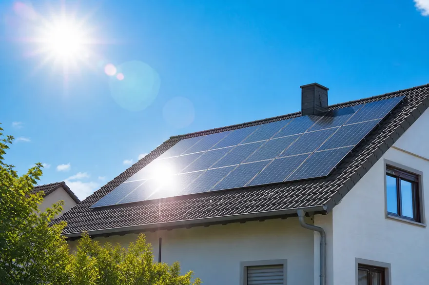 Wie viel Strom erzeugt eine PV-Anlage? – Ertrag pro kWp, Jahresverlauf, NRW-Werte