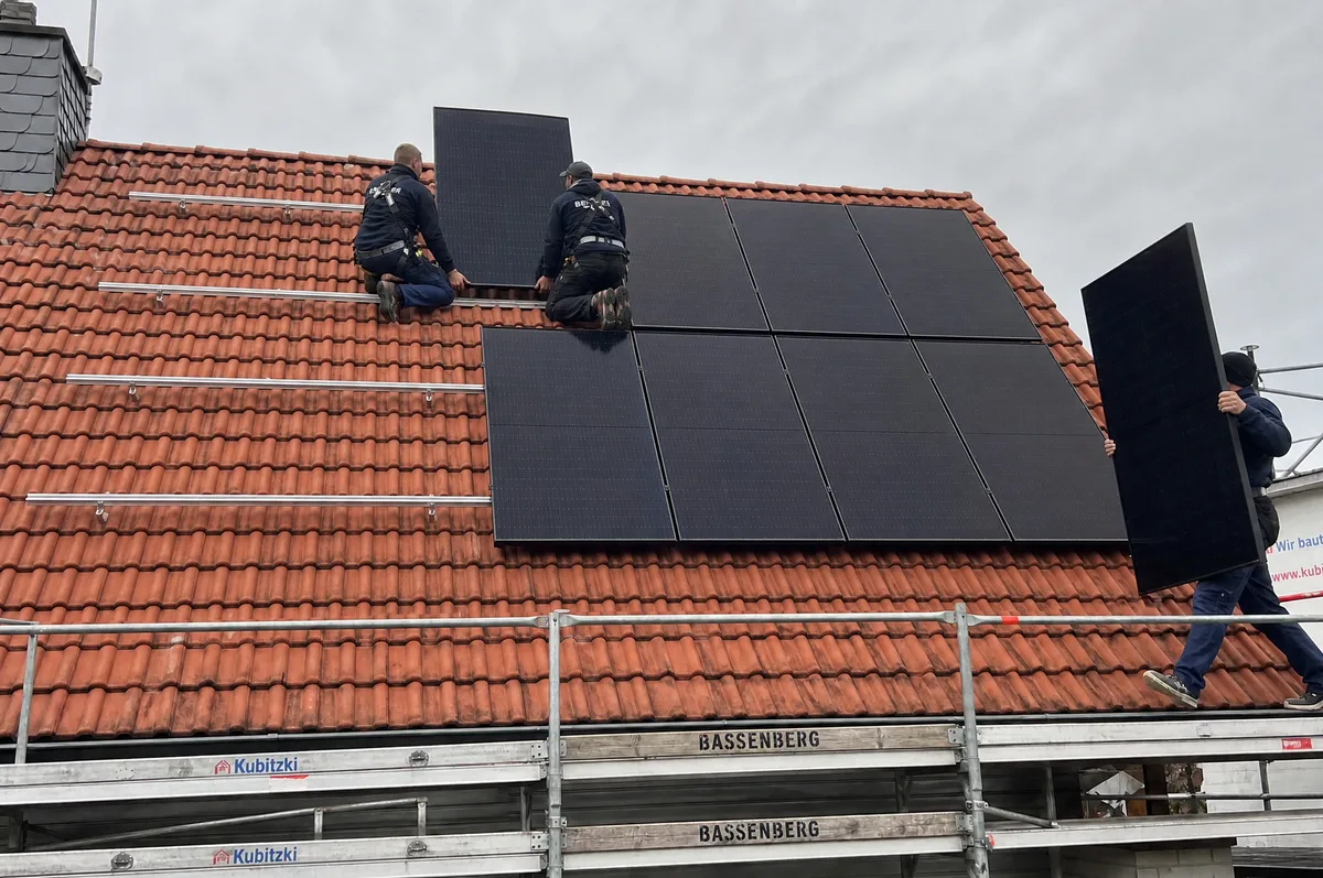Solarcheck24-Monteur montiert Solarmodule auf dem Dach