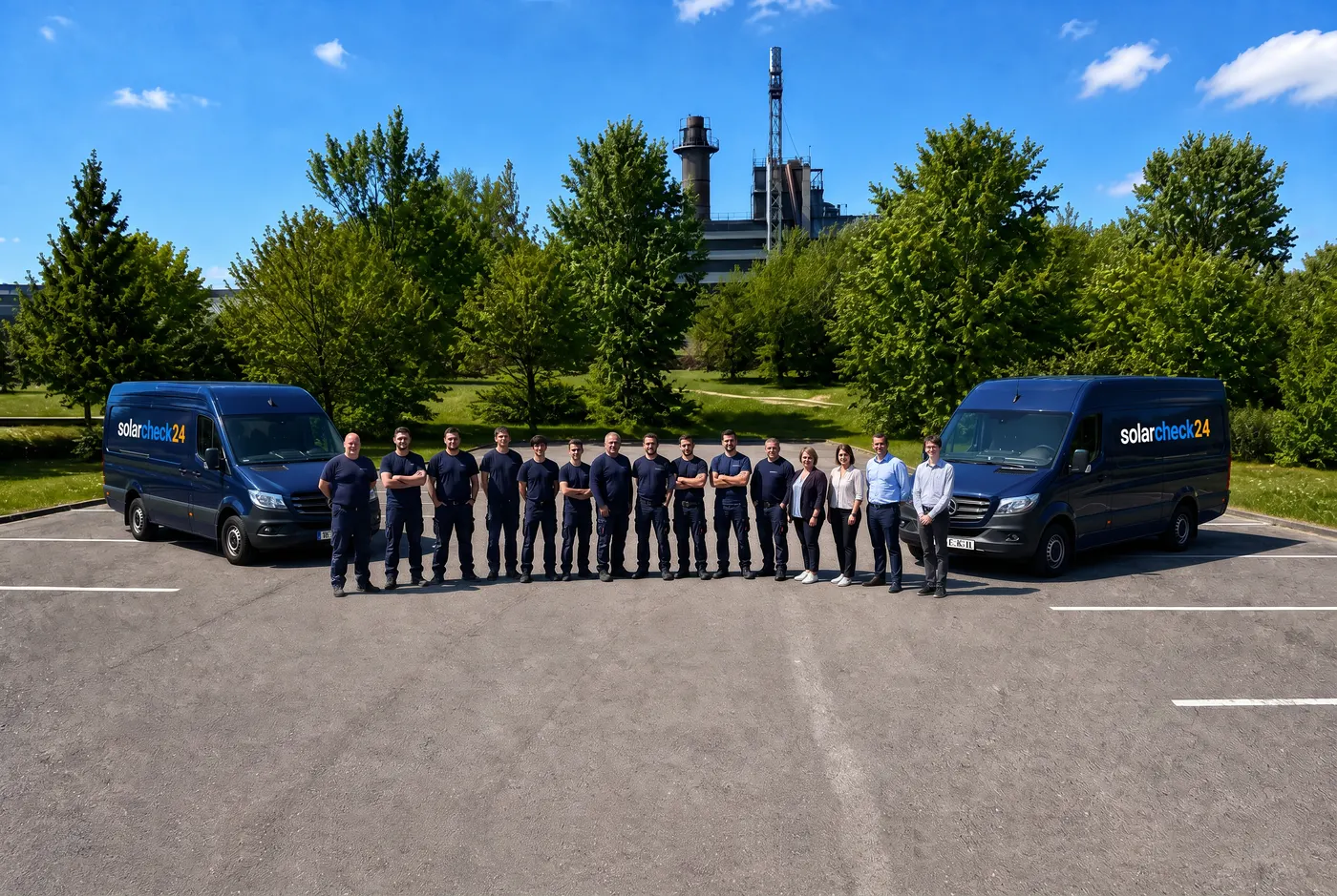 Das komplette Solarcheck24-Team vor zwei Firmenfahrzeugen